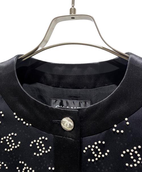 CHANEL（シャネル）CHANEL (シャネル) Faux Pearl Coco Mark Collarless Jacket/フェイクパールココマークノーカラージャケット/P73967V65539 ブラック サイズ:34の古着・服飾アイテム