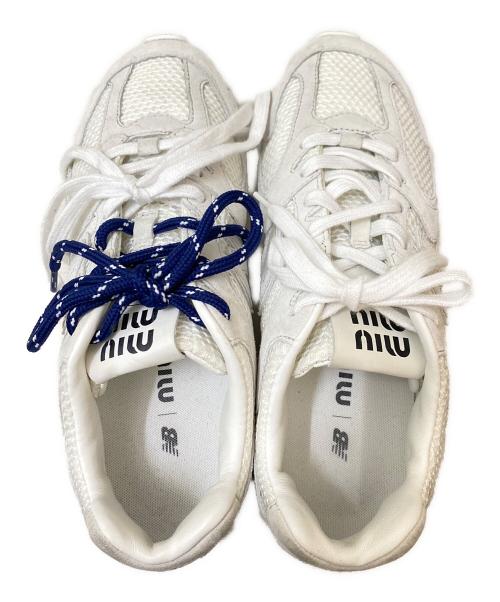 MIU MIU（ミュウミュウ）MIU MIU (ミュウミュウ) NEW BALANCE (ニューバランス) スエードxメッシュ スニーカー ホワイト サイズ:37 1/2の古着・服飾アイテム
