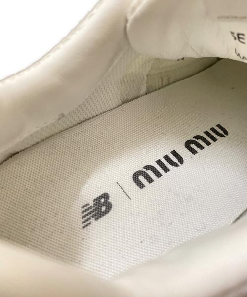 MIU MIU（ミュウミュウ）MIU MIU (ミュウミュウ) NEW BALANCE (ニューバランス) スエードxメッシュ スニーカー ホワイト サイズ:37 1/2の古着・服飾アイテム