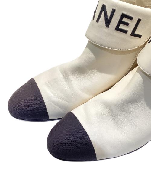 CHANEL（シャネル）CHANEL (シャネル) レザー ロゴ バイカラー ショート ブーツ アイボリー サイズ:38 1/2の古着・服飾アイテム