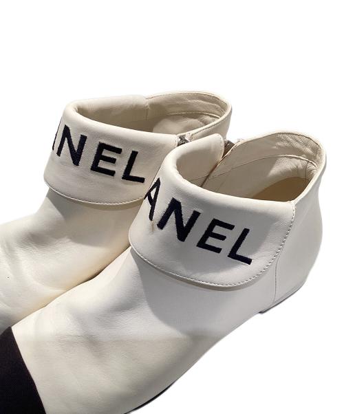 CHANEL（シャネル）CHANEL (シャネル) レザー ロゴ バイカラー ショート ブーツ アイボリー サイズ:38 1/2の古着・服飾アイテム