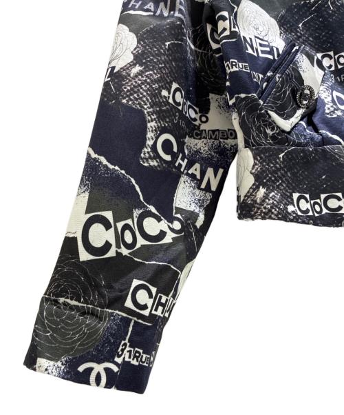 CHANEL（シャネル）CHANEL (シャネル) All-Over Graphic Bomber Jacket/総柄グラフィックボンバーブルゾン/P63238V48727 ネイビー サイズ:34の古着・服飾アイテム