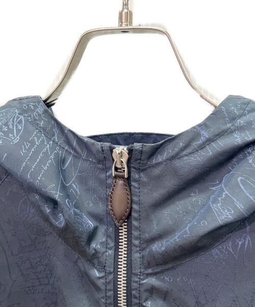 Berluti（ベルルッティ）Berluti (ベルルッティ) カリグラフィウインドブレーカー/Calligraphy Windbreaker ネイビー サイズ:R44の古着・服飾アイテム