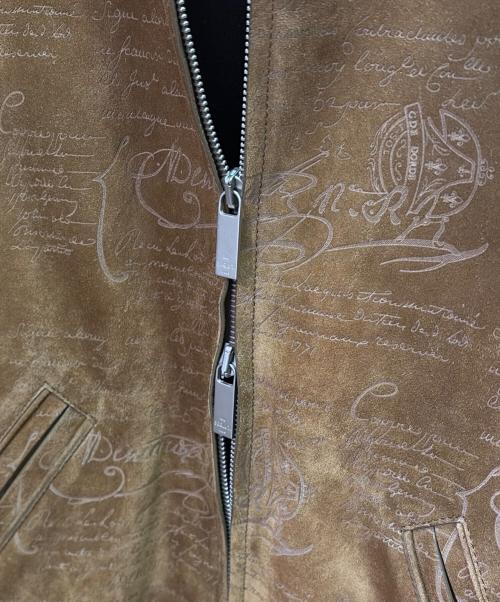 Berluti（ベルルッティ）Berluti (ベルルッティ) スクリットカーフレザーボンバージャケット/カリグラフィ/ボンバージャケット/ダブルジップジャケット ブラウン サイズ:R44の古着・服飾アイテム