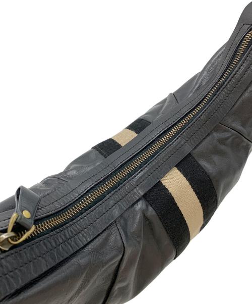 BALLY（バリー）BALLY (バリー) ハーフムーン型レザーショルダーバッグ ブラックの古着・服飾アイテム