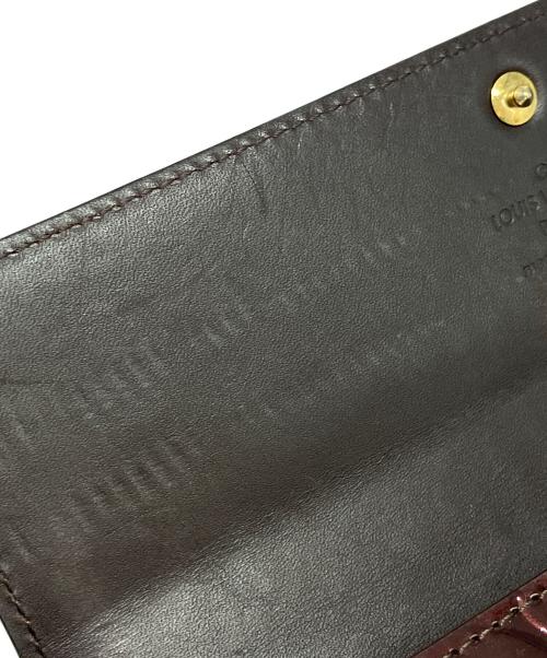 LOUIS VUITTON（ルイ ヴィトン）LOUIS VUITTON (ルイ ヴィトン) ポルトフォイユ・サラ　ヴェルニ アマラントの古着・服飾アイテム