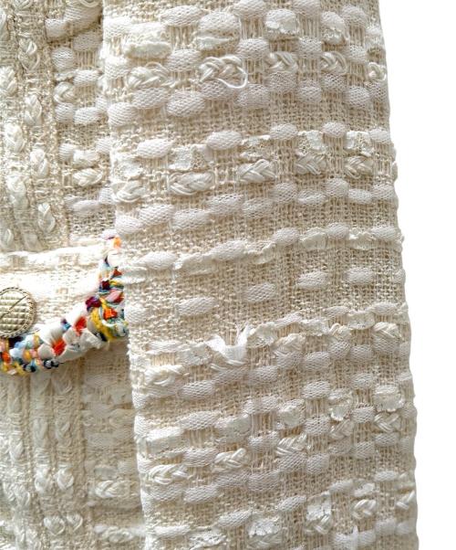 CHANEL（シャネル）CHANEL (シャネル) ココマークメダルボタン ノーカラーツイードジャケット アイボリー サイズ:38の古着・服飾アイテム
