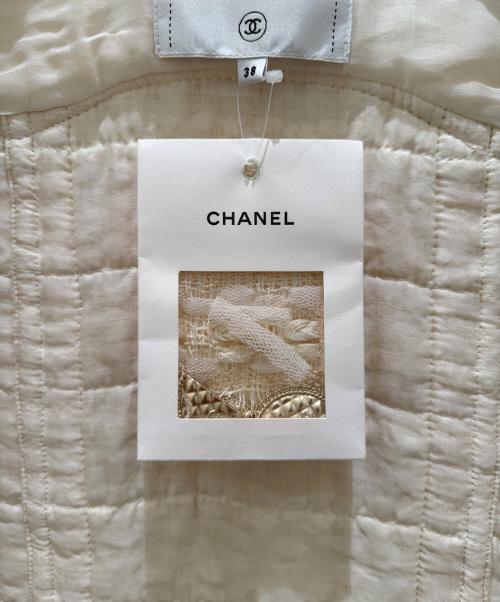 CHANEL（シャネル）CHANEL (シャネル) ココマークメダルボタン ノーカラーツイードジャケット アイボリー サイズ:38の古着・服飾アイテム