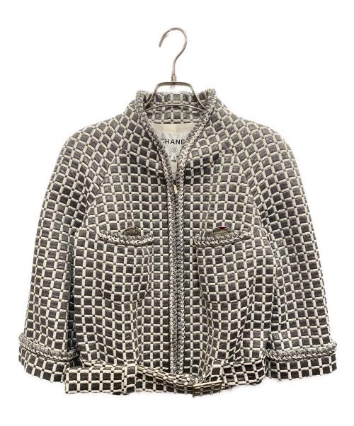 CHANEL（シャネル）CHANEL (シャネル) バッチ付ノーカラージャケット ライトグレー サイズ:38の古着・服飾アイテム
