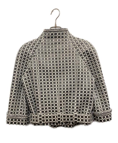 CHANEL（シャネル）CHANEL (シャネル) バッチ付ノーカラージャケット ライトグレー サイズ:38の古着・服飾アイテム