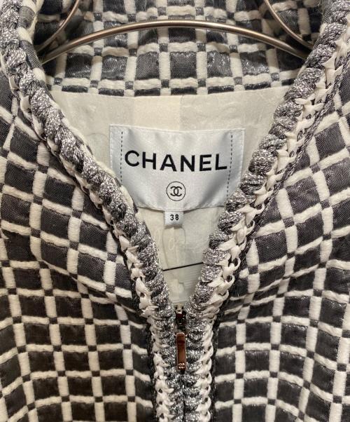 CHANEL（シャネル）CHANEL (シャネル) バッチ付ノーカラージャケット ライトグレー サイズ:38の古着・服飾アイテム