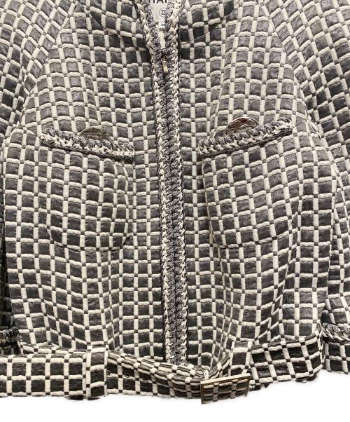 CHANEL（シャネル）CHANEL (シャネル) バッチ付ノーカラージャケット ライトグレー サイズ:38の古着・服飾アイテム