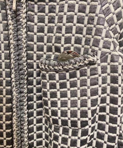 CHANEL（シャネル）CHANEL (シャネル) バッチ付ノーカラージャケット ライトグレー サイズ:38の古着・服飾アイテム