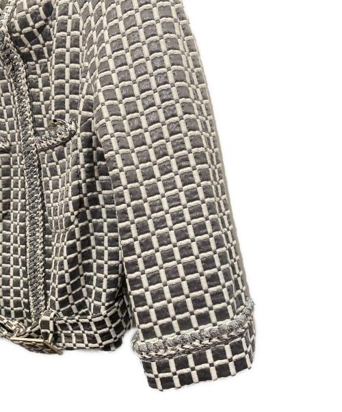 CHANEL（シャネル）CHANEL (シャネル) バッチ付ノーカラージャケット ライトグレー サイズ:38の古着・服飾アイテム