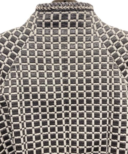 CHANEL（シャネル）CHANEL (シャネル) バッチ付ノーカラージャケット ライトグレー サイズ:38の古着・服飾アイテム