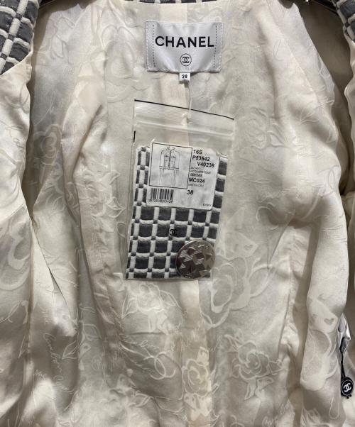 CHANEL（シャネル）CHANEL (シャネル) バッチ付ノーカラージャケット ライトグレー サイズ:38の古着・服飾アイテム