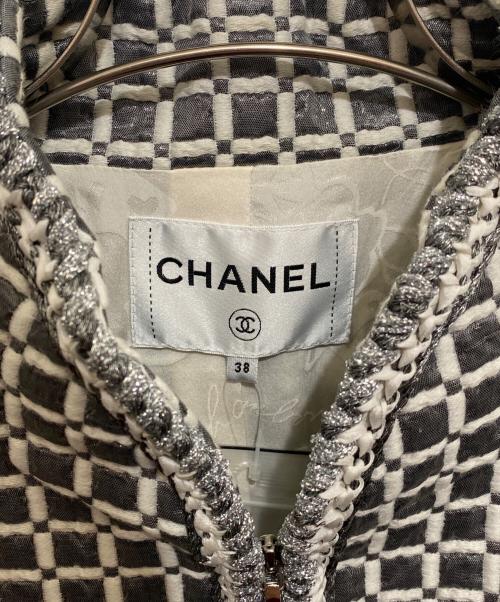 CHANEL（シャネル）CHANEL (シャネル) バッチ付ノーカラージャケット ライトグレー サイズ:38の古着・服飾アイテム