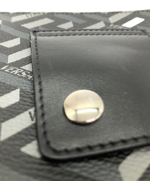 VERSACE（ヴェルサーチェ）VERSACE (ヴェルサーチェ) グレカ　フラットポーチ ブラック×グレーの古着・服飾アイテム