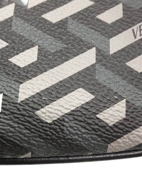 VERSACE（ヴェルサーチェ）VERSACE (ヴェルサーチェ) グレカ　フラットポーチ ブラック×グレーの古着・服飾アイテム