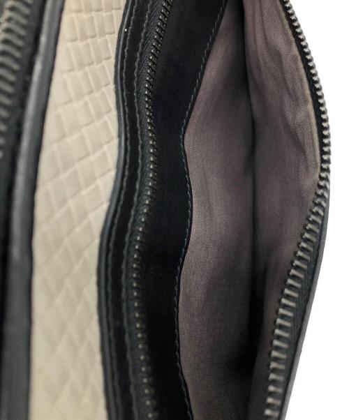 BOTTEGA VENETA（ボッテガベネタ）BOTTEGA VENETA (ボッテガベネタ) イントレチャート　クラッチバッグ ブラック×ブルーの古着・服飾アイテム