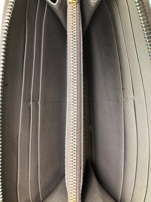 PRADA（プラダ）PRADA (プラダ) サフィアーノ　ラウンドファスナー長財布 ベージュの古着・服飾アイテム