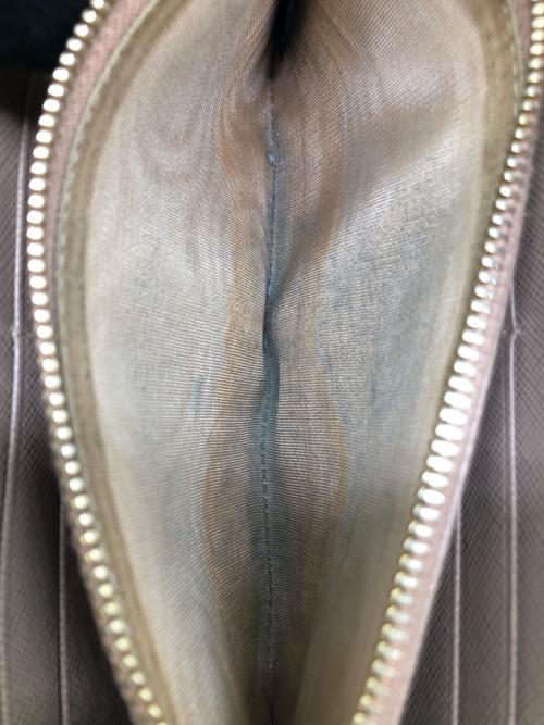 PRADA（プラダ）PRADA (プラダ) サフィアーノ　ラウンドファスナー長財布 ベージュの古着・服飾アイテム