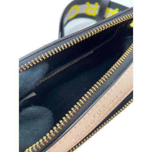 MARC JACOBS（マークジェイコブズ）MARC JACOBS (マークジェイコブズ) スナップショットショルダーバッグ ホワイト×ベージュの古着・服飾アイテム