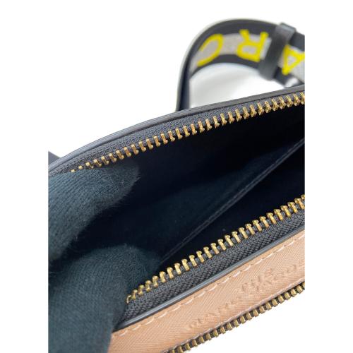 MARC JACOBS（マークジェイコブズ）MARC JACOBS (マークジェイコブズ) スナップショットショルダーバッグ ホワイト×ベージュの古着・服飾アイテム