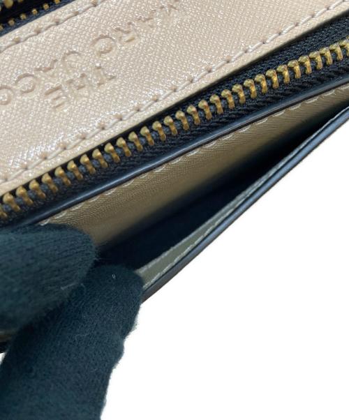 MARC JACOBS（マークジェイコブズ）MARC JACOBS (マークジェイコブズ) スナップショットショルダーバッグ ホワイト×ベージュの古着・服飾アイテム