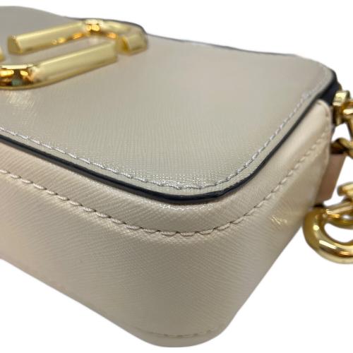 MARC JACOBS（マークジェイコブズ）MARC JACOBS (マークジェイコブズ) スナップショットショルダーバッグ ホワイト×ベージュの古着・服飾アイテム