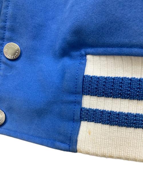 LOUIS VUITTON（ルイ ヴィトン）LOUIS VUITTON (ルイ ヴィトン) ロゴワッペン スタジャン ブルー×ホワイト サイズ:SIZE 50の古着・服飾アイテム