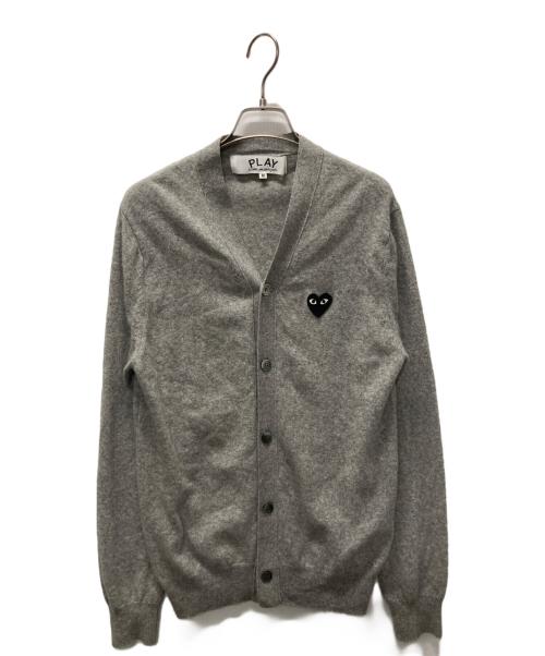 PLAY COMME des GARCONS（プレイコムデギャルソン）PLAY COMME des GARCONS (プレイコムデギャルソン) ハートロゴVネックカーディガン グレー サイズ:Ｍの古着・服飾アイテム