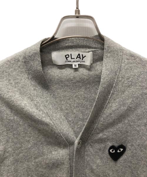 PLAY COMME des GARCONS（プレイコムデギャルソン）PLAY COMME des GARCONS (プレイコムデギャルソン) ハートロゴVネックカーディガン グレー サイズ:Ｍの古着・服飾アイテム