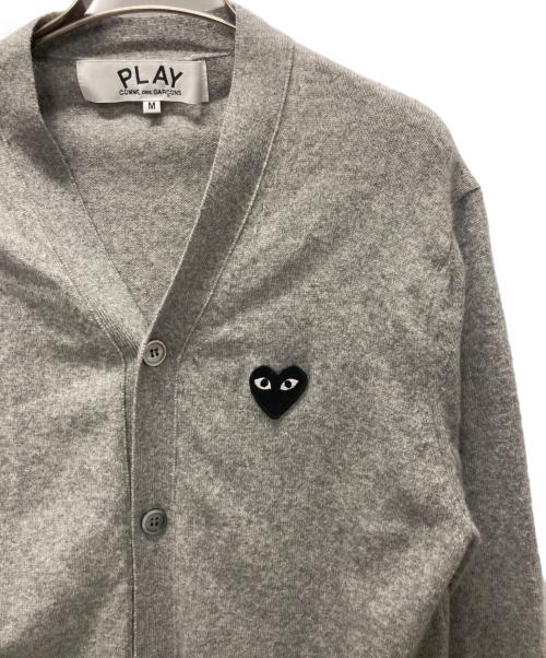 PLAY COMME des GARCONS（プレイコムデギャルソン）PLAY COMME des GARCONS (プレイコムデギャルソン) ハートロゴVネックカーディガン グレー サイズ:Ｍの古着・服飾アイテム