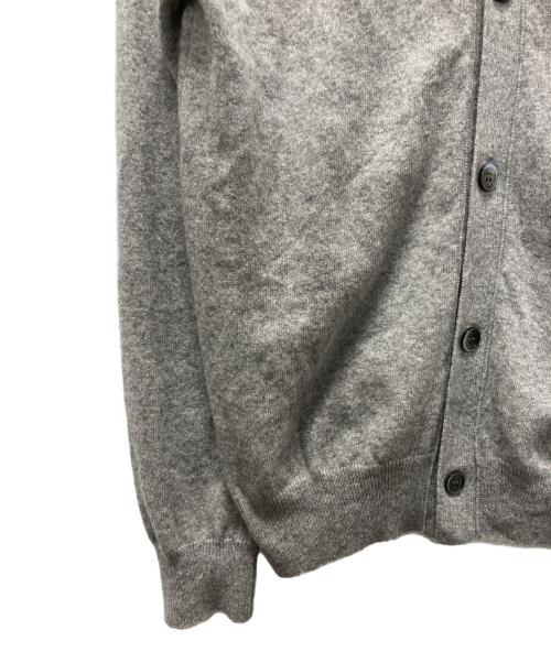 PLAY COMME des GARCONS（プレイコムデギャルソン）PLAY COMME des GARCONS (プレイコムデギャルソン) ハートロゴVネックカーディガン グレー サイズ:Ｍの古着・服飾アイテム