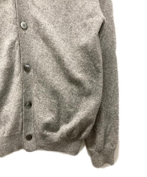 PLAY COMME des GARCONS（プレイコムデギャルソン）PLAY COMME des GARCONS (プレイコムデギャルソン) ハートロゴVネックカーディガン グレー サイズ:Ｍの古着・服飾アイテム