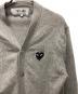 中古・古着 PLAY COMME des GARCONS (プレイコムデギャルソン) ハートロゴVネックカーディガン グレー サイズ:Ｍ：15000円