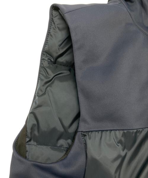 ARMANI COLLEZIONI（アルマーニ コレツィオーニ）ARMANI COLLEZIONI (アルマーニ コレツィオーニ) フーデットダウンベスト ネイビー サイズ:38の古着・服飾アイテム