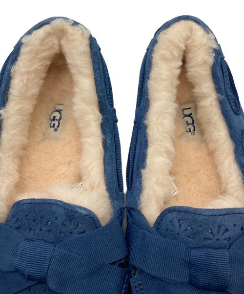 UGG（アグ）UGG (アグ) ムートンリボンローファー　 ネイビー サイズ:US8 未使用品の古着・服飾アイテム