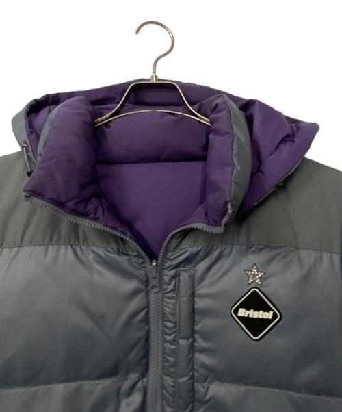 F.C.R.B.（エフシーレアルブリストル）F.C.R.B. (エフシーレアルブリストル) リバーシブルダウンジャケット グレー×パープル サイズ:Mの古着・服飾アイテム