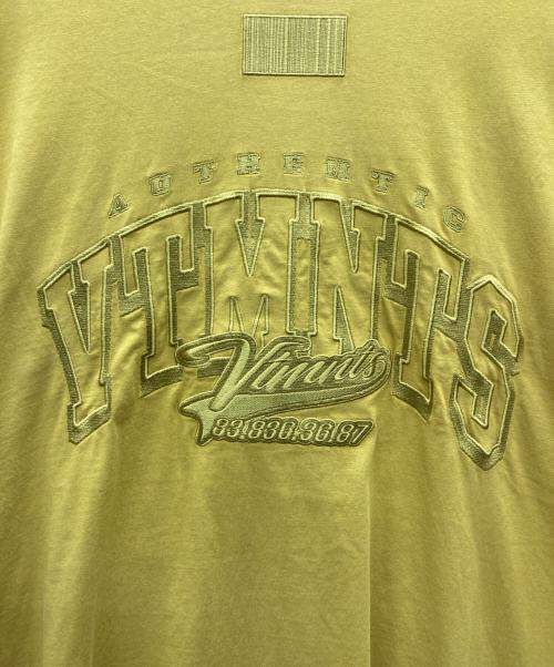VTMNTS（ブイティーエムエヌティーエス）VTMNTS (ブイティーエムエヌティーエス) カレッジロゴ オーバーサイズ 半袖 Tシャツ マスタード サイズ:XXLの古着・服飾アイテム