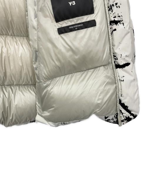 Y-3（ワイスリー）Y-3 (ワイスリー) グラフィック パデッドジャケット ライトグレー サイズ:XSの古着・服飾アイテム