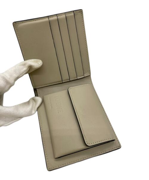 LOEWE（ロエベ）LOEWE (ロエベ) 2つ折り財布 アイボリーの古着・服飾アイテム