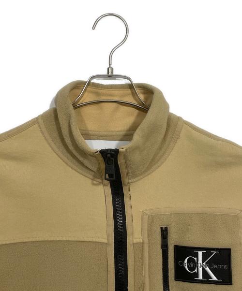 Calvin Klein Jeans（カルバンクラインジーンズ）Calvin Klein Jeans (カルバンクラインジーンズ) フリースジャケット ベージュ サイズ:Sの古着・服飾アイテム