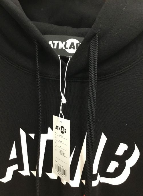 ATMLABS（アトモスラボ）ATMLABS (アトモスラボ) プルオーバーパーカー ブラック サイズ:Mの古着・服飾アイテム
