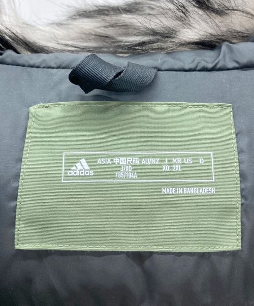 adidas（アディダス）adidas (アディダス) フェイクファーフーディパデッドジャケット カーキ サイズ:2XLの古着・服飾アイテム