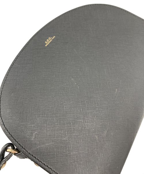 A.P.C.（アーペーセー）A.P.C. (アーペーセー) ハーフムーンショルダーバッグ ブラックの古着・服飾アイテム