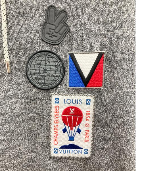 LOUIS VUITTON（ルイ ヴィトン）LOUIS VUITTON (ルイ ヴィトン) LVカップワッペンパーカー グレー サイズ:Mの古着・服飾アイテム