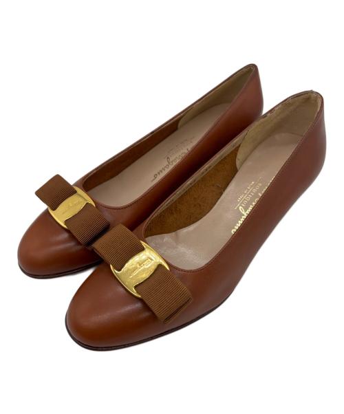 Salvatore Ferragamo（サルヴァトーレ フェラガモ）Salvatore Ferragamo (サルヴァトーレ フェラガモ) ヴァラリボンパンプス ブラウン サイズ:7Cの古着・服飾アイテム