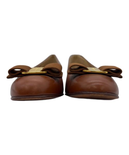Salvatore Ferragamo（サルヴァトーレ フェラガモ）Salvatore Ferragamo (サルヴァトーレ フェラガモ) ヴァラリボンパンプス ブラウン サイズ:7Cの古着・服飾アイテム